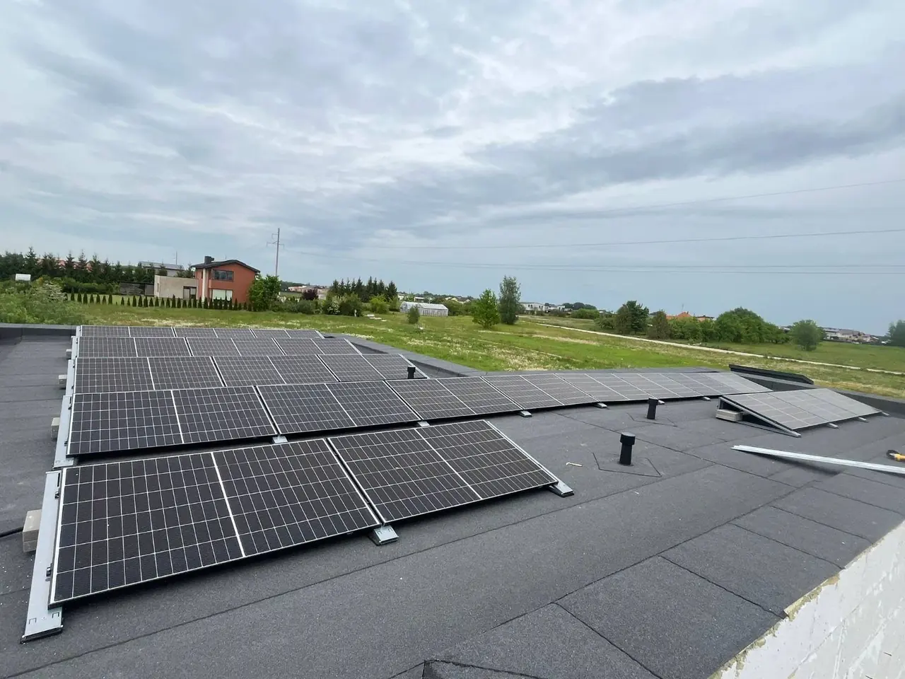Solexa montuotojai įrengia saulės elektrinę