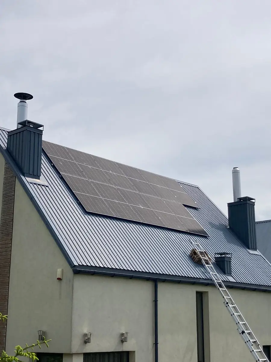 Saulės elektrinė ant nuosavo namo stogo